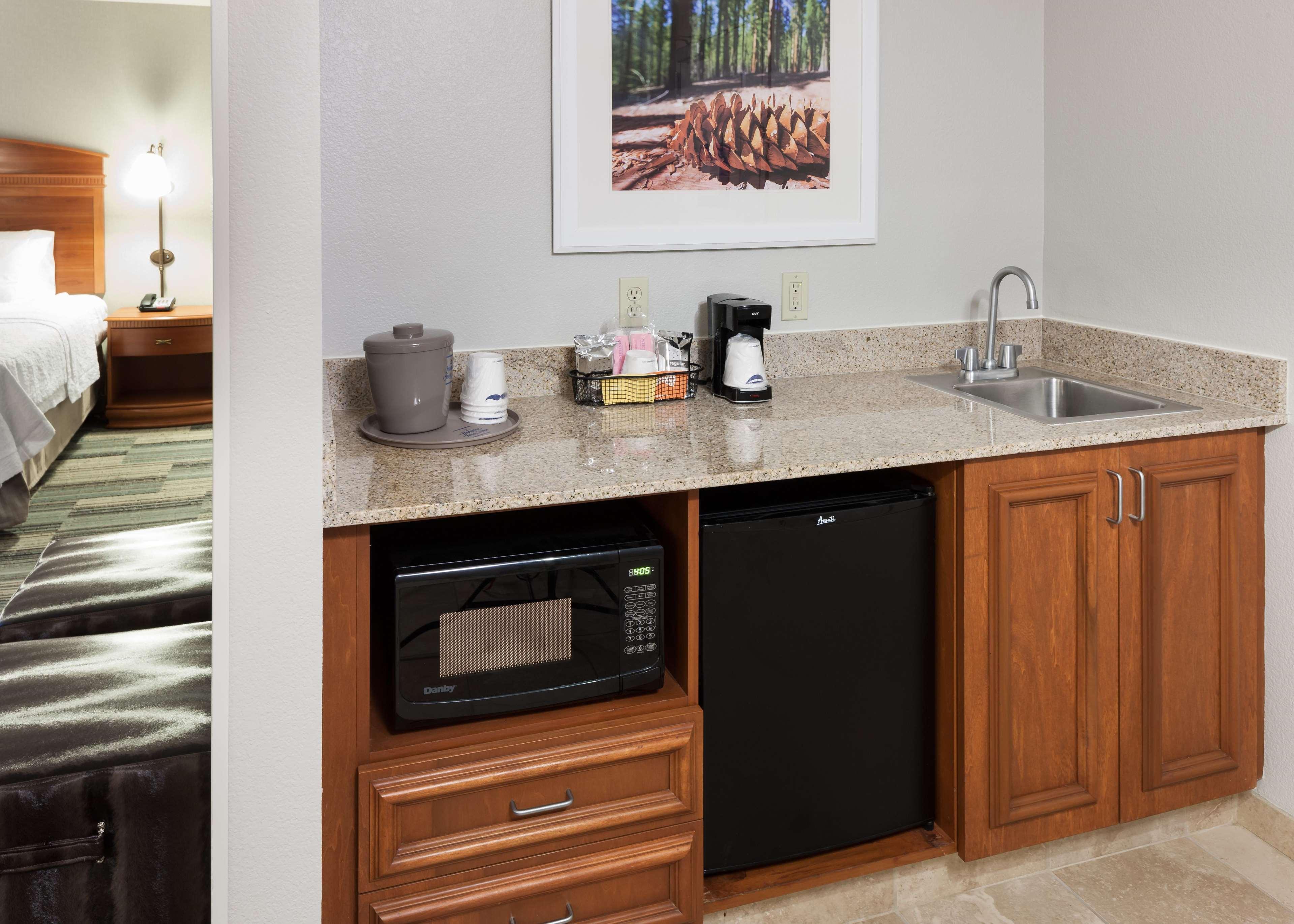 Hampton Inn & Suites Tulare Exteriör bild