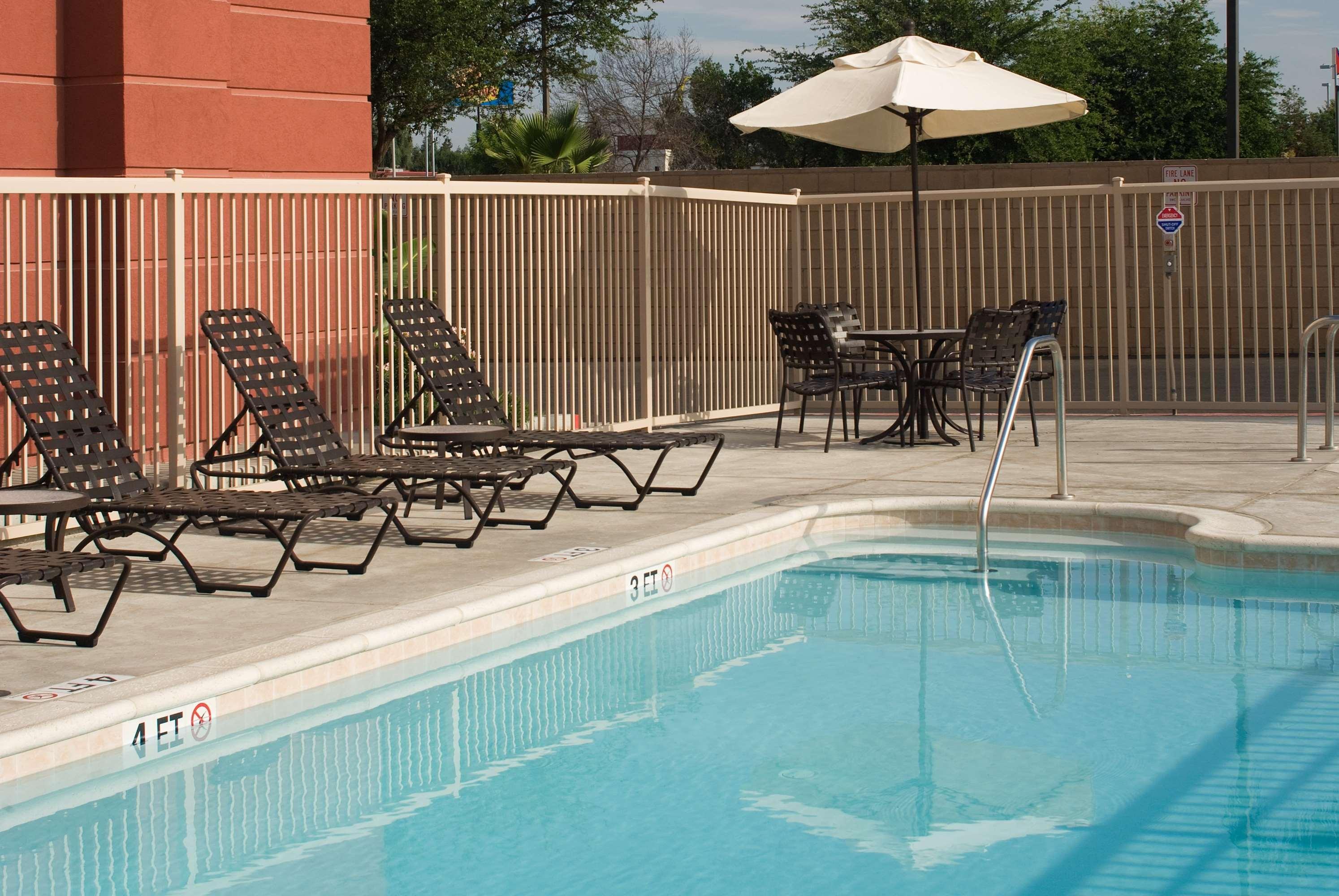 Hampton Inn & Suites Tulare Exteriör bild