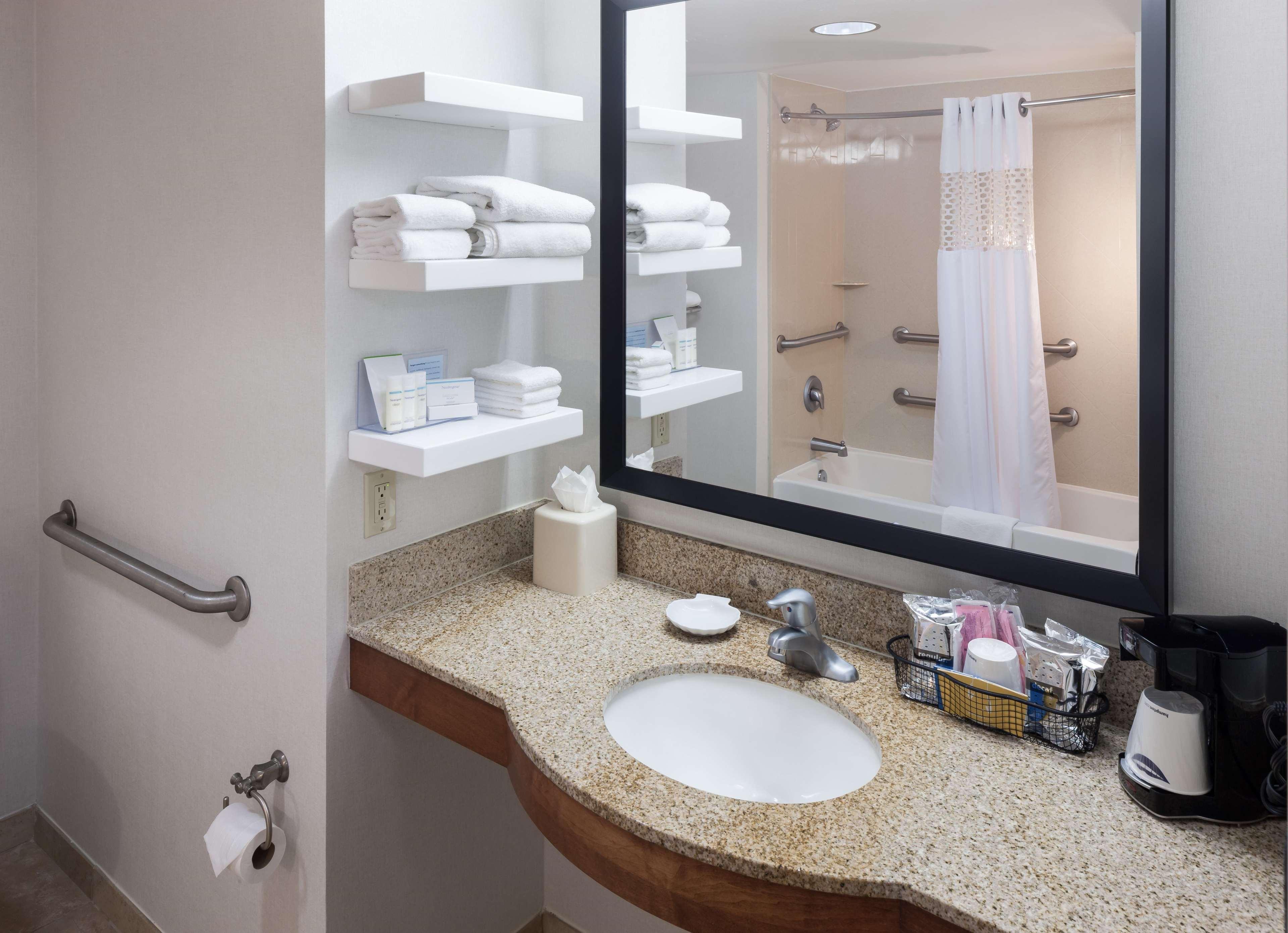 Hampton Inn & Suites Tulare Exteriör bild