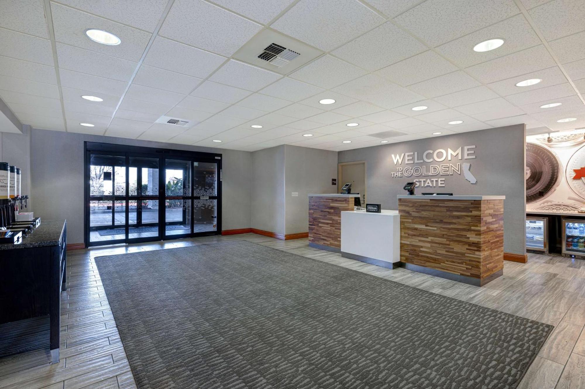 Hampton Inn & Suites Tulare Exteriör bild