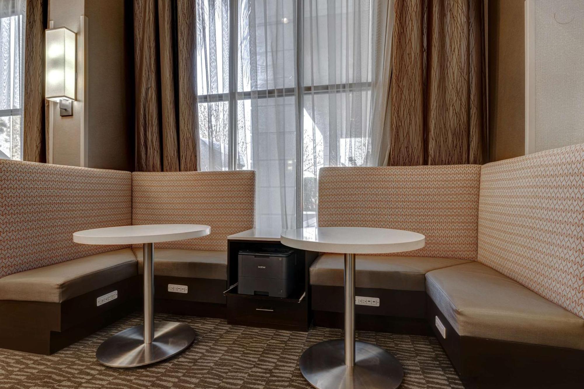 Hampton Inn & Suites Tulare Exteriör bild
