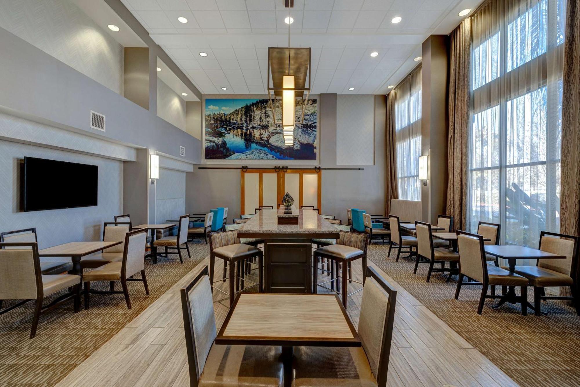 Hampton Inn & Suites Tulare Exteriör bild