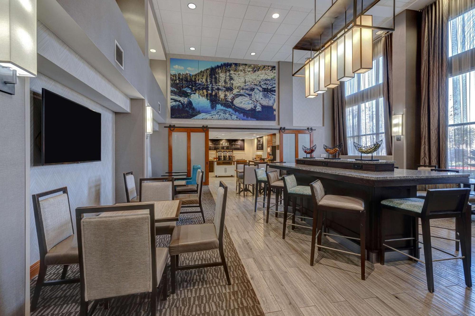 Hampton Inn & Suites Tulare Exteriör bild