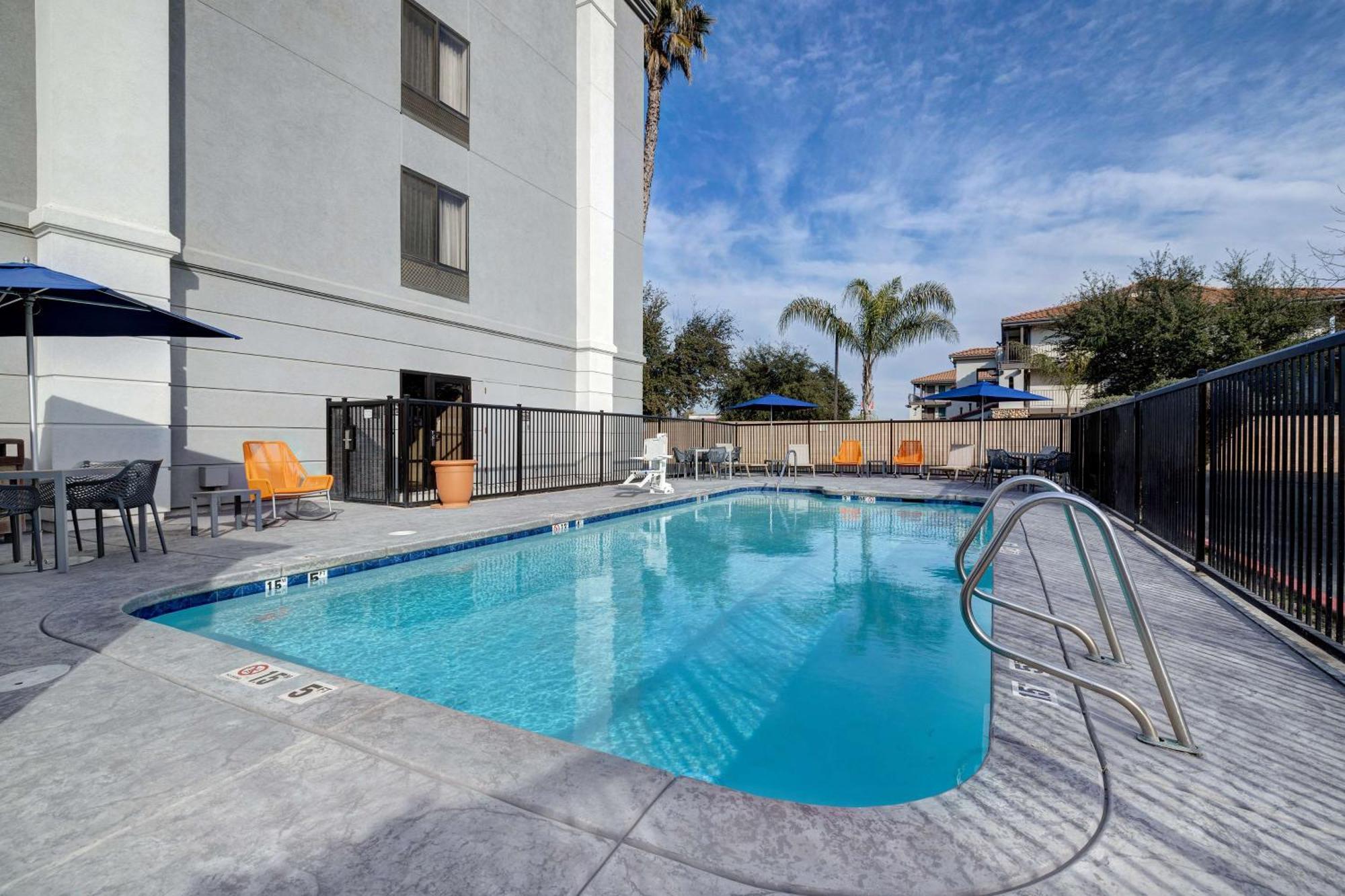 Hampton Inn & Suites Tulare Exteriör bild